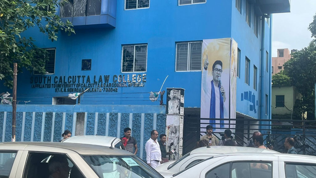 কলকাতায় ধর্ষণের শিকার আইনের ছাত্রীর গলায় ও বুকে মিলেছে ক্ষতচিহ্ন