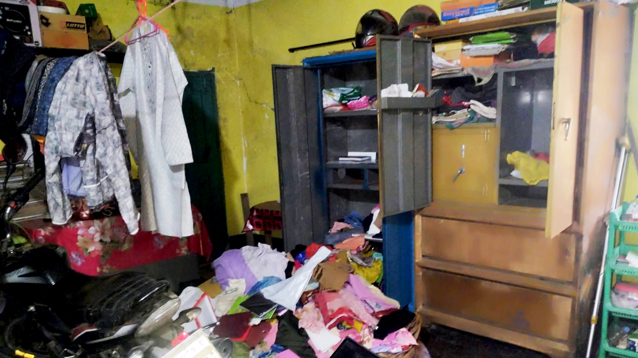 বিএনপি নেতার বাড়িতে চুরি