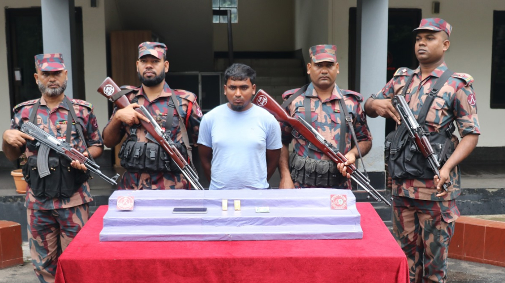 যশোরে সোনার ২ বারসহ চোরাকারবারি আটক