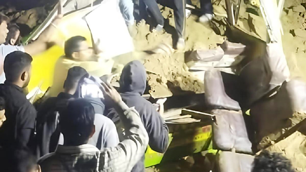 হিমাচল প্রদেশে ভূমিধসে বাস চাপা পড়ে ১৫ যাত্রীর মৃত্যু