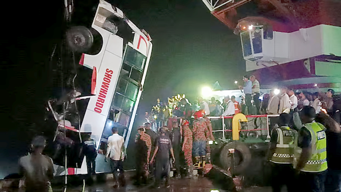 পদ্মা নদীতে তলিয়ে যাওয়া বাসটি উদ্ধার, নিহত বেড়ে ১৬