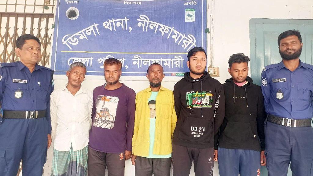 নীলফামারীতে তিস্তা নদীর পাথর উত্তোলন, গ্রেপ্তার ৫