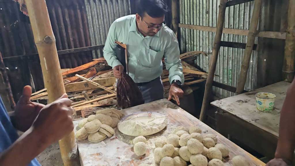 বগুড়ায় অস্বাস্থ্যকর পরিবেশে ফুচকা তৈরি: কারখানা মালিকের এক বছরের কারাদণ্ড