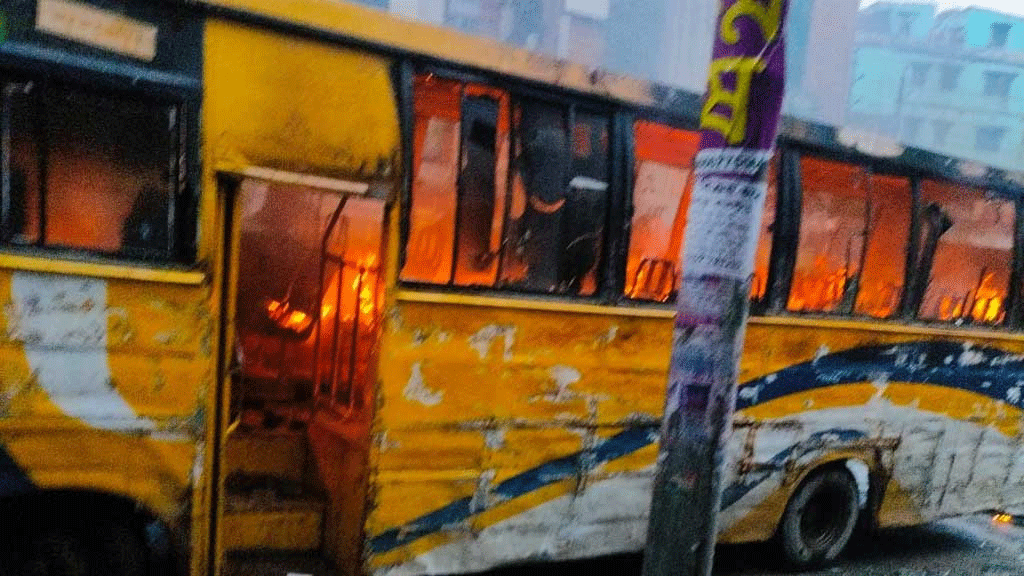 রাজধানীর মিরপুরে যাত্রীবাহী বাসে আগুন দিয়েছেন কয়েক যুবক