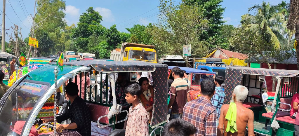 মাইক্রোবাসের ধাক্কায় শিশু আহত, মহাসড়ক অবরোধে ৬ কিমি যানজট
