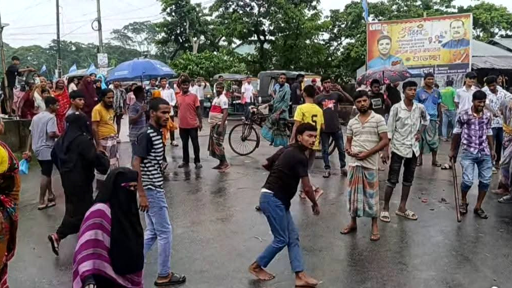 গ্রেপ্তার আতঙ্কে জনশূন্য গ্রাম