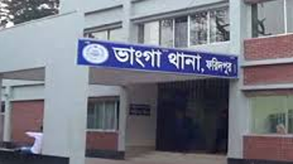 বিলের মধ্যে ভারী বস্তায় বাঁধা ছিল গলা-পেটকাটা লাশটি