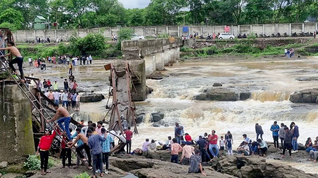 ভারতের পুনেতে সেতু ভেঙে নদীতে পড়ে নিহত ২, ভেসে গেছে অনেকে