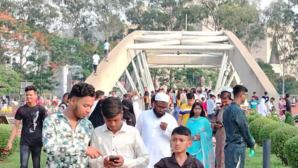 ঈদে দিনে জমজমাট ঢাকার বিনোদনকেন্দ্র