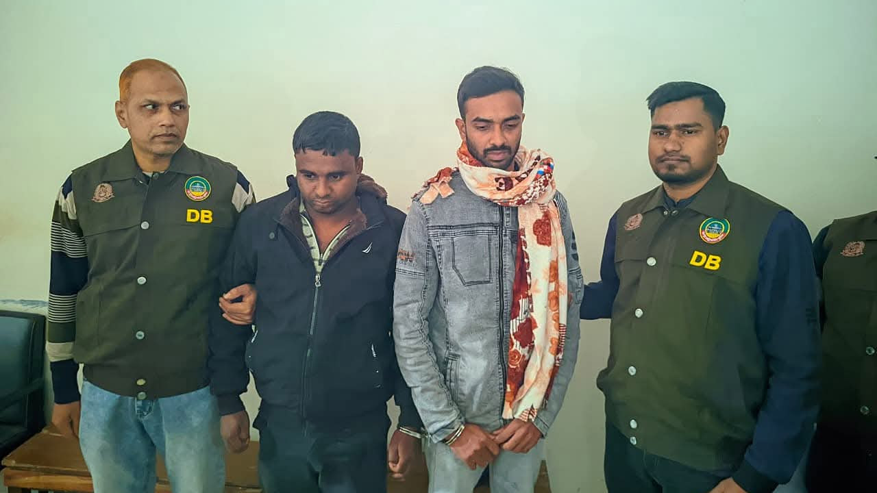 শিক্ষক নিয়োগ পরীক্ষাকে কেন্দ্র করে জালিয়াতির ‘পরিকল্পনা’, ডিভাইসহ আটক ২