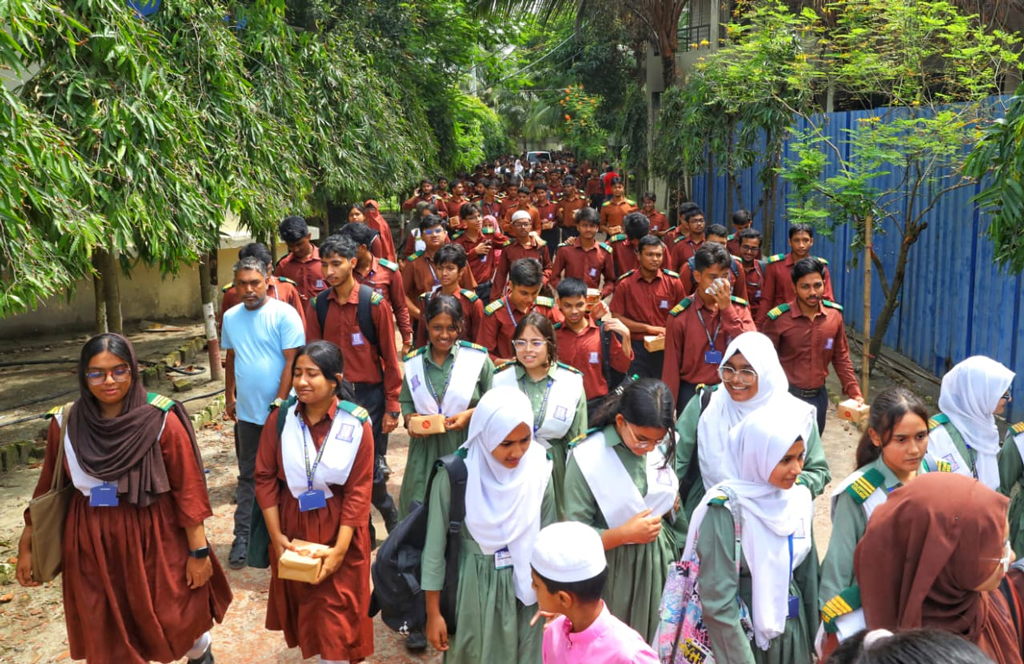 ১২ দিন পর খুলল মাইলস্টোন স্কুল, শোকস্তব্ধ ক্যাম্পাস
