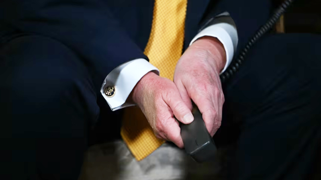 ট্রাম্পের বাঁ হাতে নতুন কালশিটে দাগ, ফের আলোচনায় প্রেসিডেন্টের স্বাস্থ্য