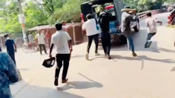 গোপালগঞ্জে পুলিশের গাড়িতে হামলা-ভাঙচুর, ২ পুলিশ সদস্য আহত