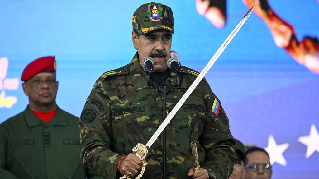 সামরিক অভিযানের প্রস্তুতি যুক্তরাষ্ট্রের—তলোয়ার হাতে ভাষণ দিলেন মাদুরো