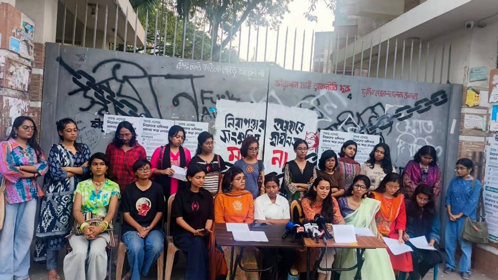 ‘সান্ধ্য আইন’ পুরোপুরি বাতিলের দাবি ঢাবির নারী শিক্ষার্থীদের