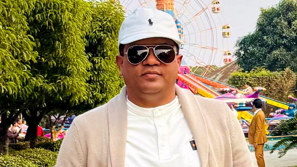 কর্মকর্তা নেত্রকোনার, বসবাস করেন ঢাকায়