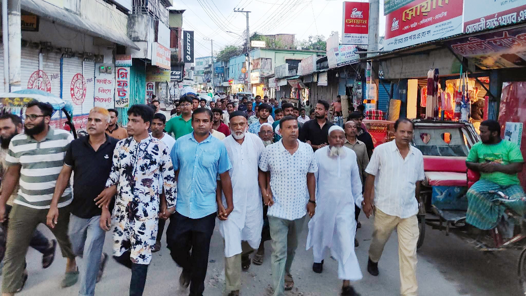 ‘বসতভিটা ধ্বংস করে-কয়লা খনি চাই না’ স্লোগানে ফুলবাড়ীতে বিক্ষোভ মিছিল