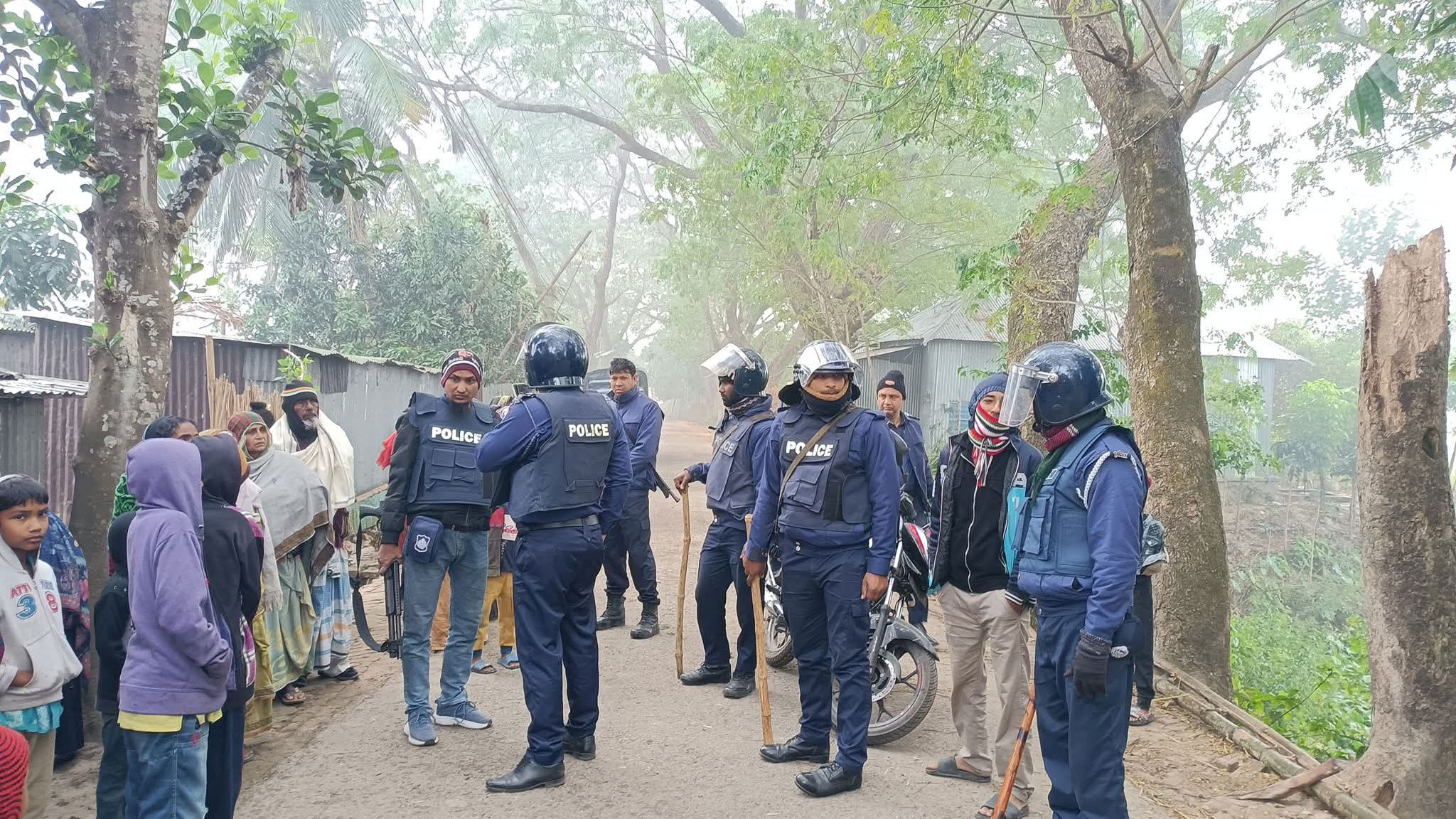 গ্রাম্য বিরোধে প্রতিপক্ষের হামলায় একজন নিহত, বাড়িঘর ভাঙচুর