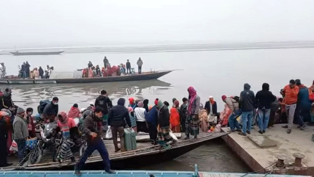 কুয়াশায় যমুনায় আটকা বর-কনেসহ ৪৭ যাত্রীর নৌকা, ১৫ ঘণ্টা পর উদ্ধার