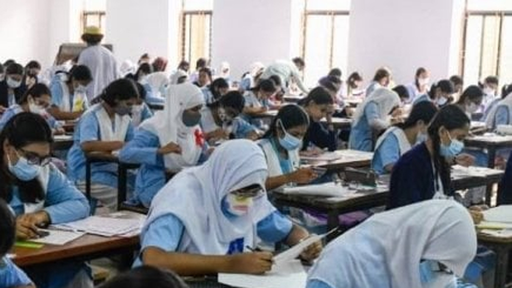 ভান্ডারিয়ায় ভুল প্রশ্নপত্রে এসএসসি পরীক্ষা, দুশ্চিন্তায় এক পরীক্ষার্থী