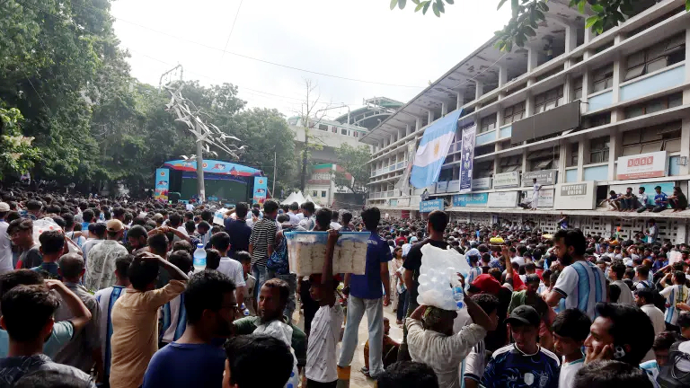 ম্যারাডোনা থেকে মেসি: বাংলাদেশিরা আর্জেন্টাইন ফুটবলার কেন এত বেশি পছন্দ করে