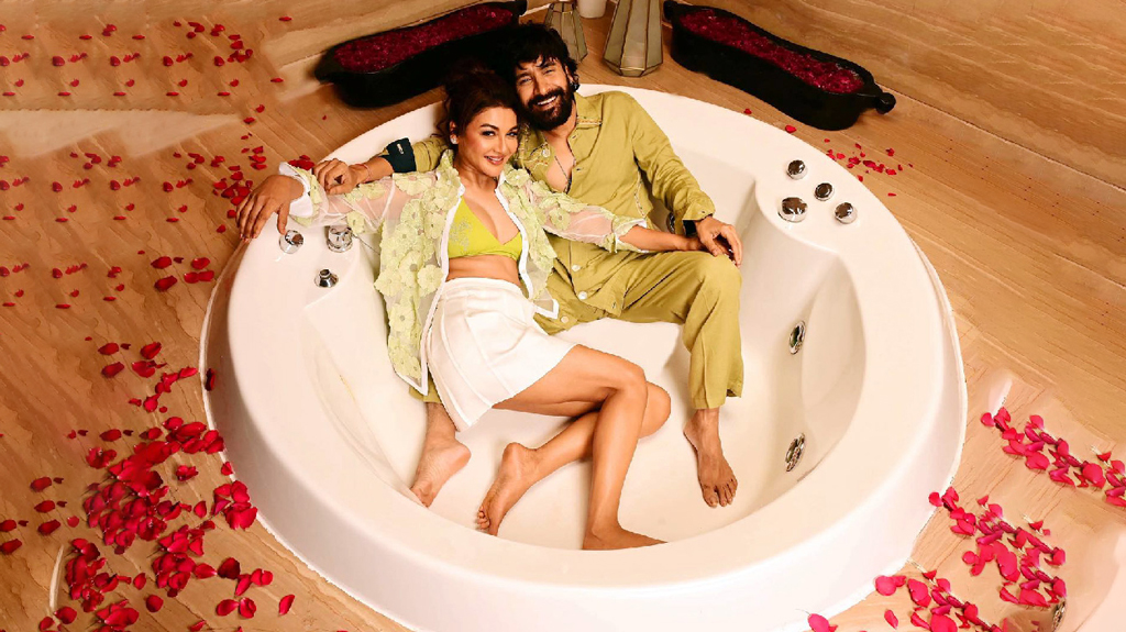 ‘ডিয়ার মা’ সিনেমার সহশিল্পীর সঙ্গে রোমান্টিক পোজে জয়া আহসান