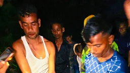 ট্রেনের ছাদ থেকে যুবককে বনে ফেলে দিল দুর্বৃত্তরা  