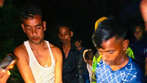 ট্রেনের ছাদ থেকে যুবককে বনে ফেলে দিল দুর্বৃত্তরা  