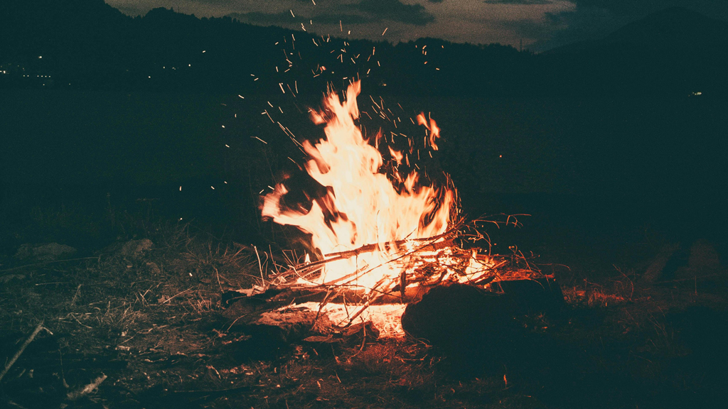 ক্যাম্প ফায়ার কীভাবে এল