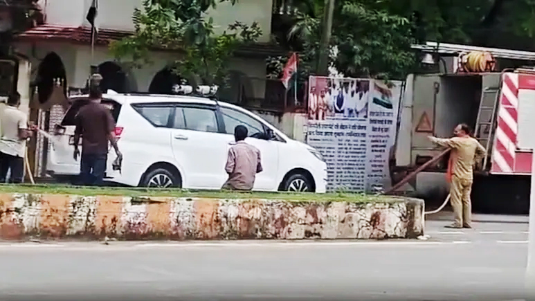 বিজেপি বিধায়কের গাড়ি ধুয়ে দিল ফায়ার সার্ভিস