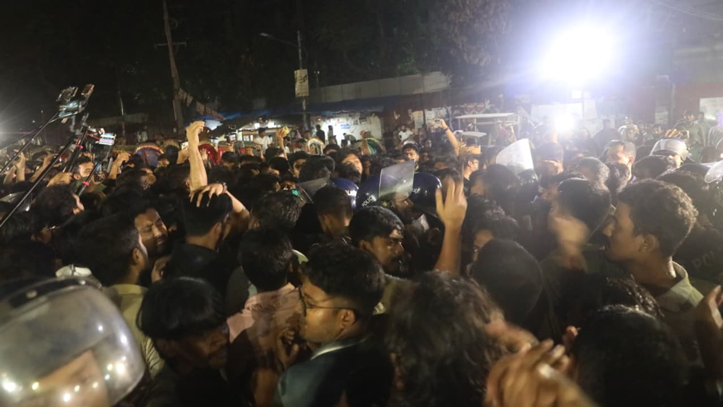 থানার ভেতরে ১০ সাংবাদিককে পেটাল ছাত্রদল, নীরব পুলিশ