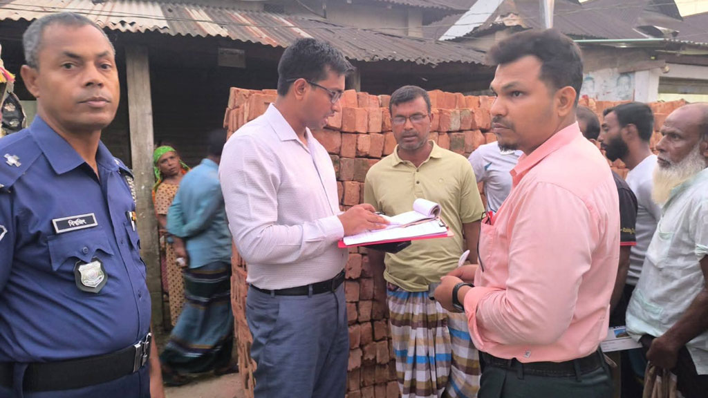 বারহাট্টায় সড়কে নির্মাণসামগ্রী, ৫ জনকে জরিমানা