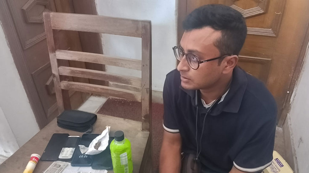 হাইকোর্টে প্রবেশের সময় যুবকের ব্যাগে মিলল গাঁজা, মদ ও ইয়াবা