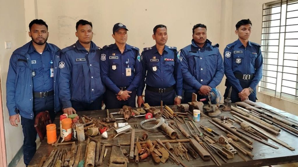 বান্দরবানে দুর্গম পাহাড়ে অস্ত্র তৈরির কারখানার সন্ধান, সরঞ্জাম উদ্ধার