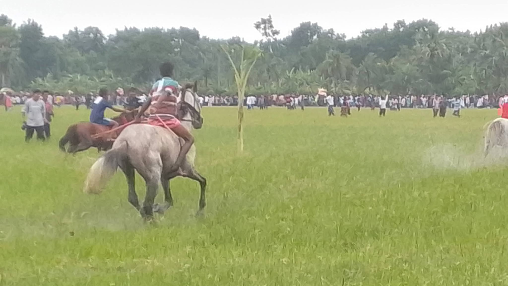 সাতক্ষীরার তালায় ঐতিহ্যবাহী ঘোড়দৌড় প্রতিযোগিতা, হাজারো মানুষের ভিড়
