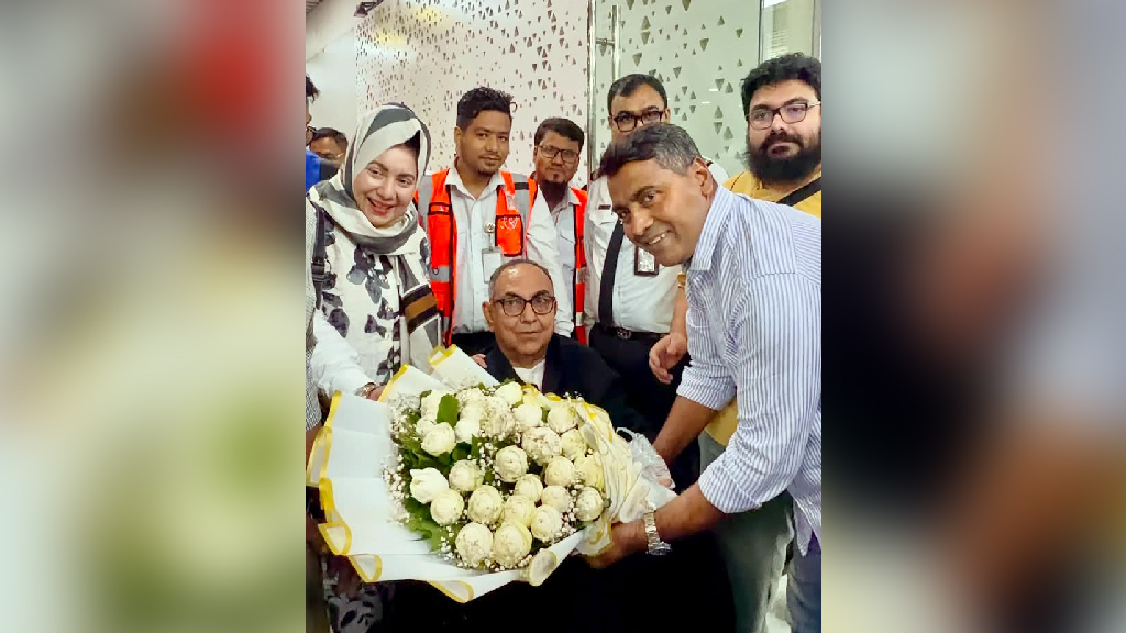 চিকিৎসা শেষে দীর্ঘ সাড়ে ৫ মাস পর দেশে ফিরলেন মির্জা আব্বাস
