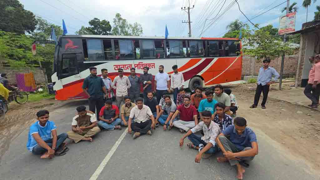 পলাশবাড়ীতে বাস মালিক সমিতি ও শ্রমিক সংগঠনের পাল্টাপাল্টি সড়ক অবরোধ