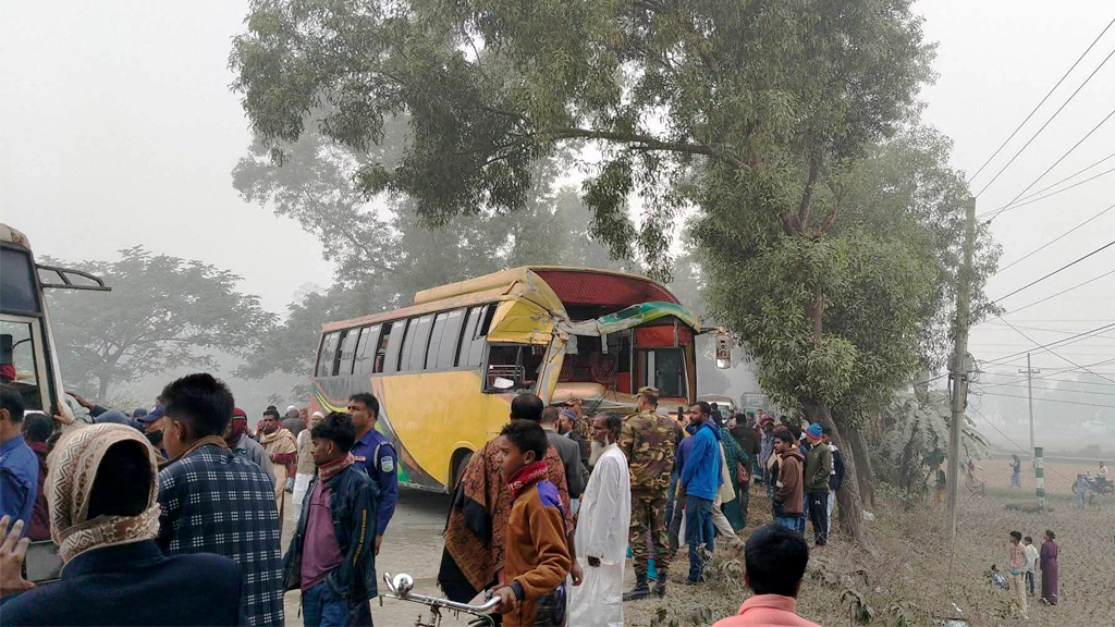 ঈশ্বরগঞ্জে দুই বাসের মুখোমুখি সংঘর্ষে আহত ১১