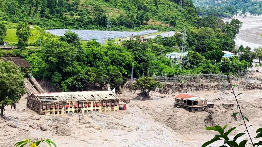 নেপালে ভয়াবহ আকস্মিক বন্যায় ভেসে গেছে গ্রাম, সড়ক–সেতু