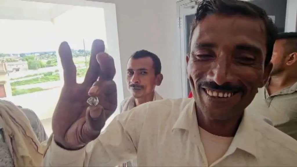 এক হিরায় বদলে যাচ্ছে সাত শ্রমিকের জীবন