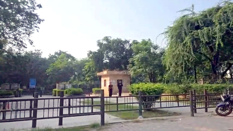 পুলিশ পরিচয়ে অস্ত্রের মুখে জিম্মি করে কিশোরীকে ৩ ব্যক্তির ধর্ষণ