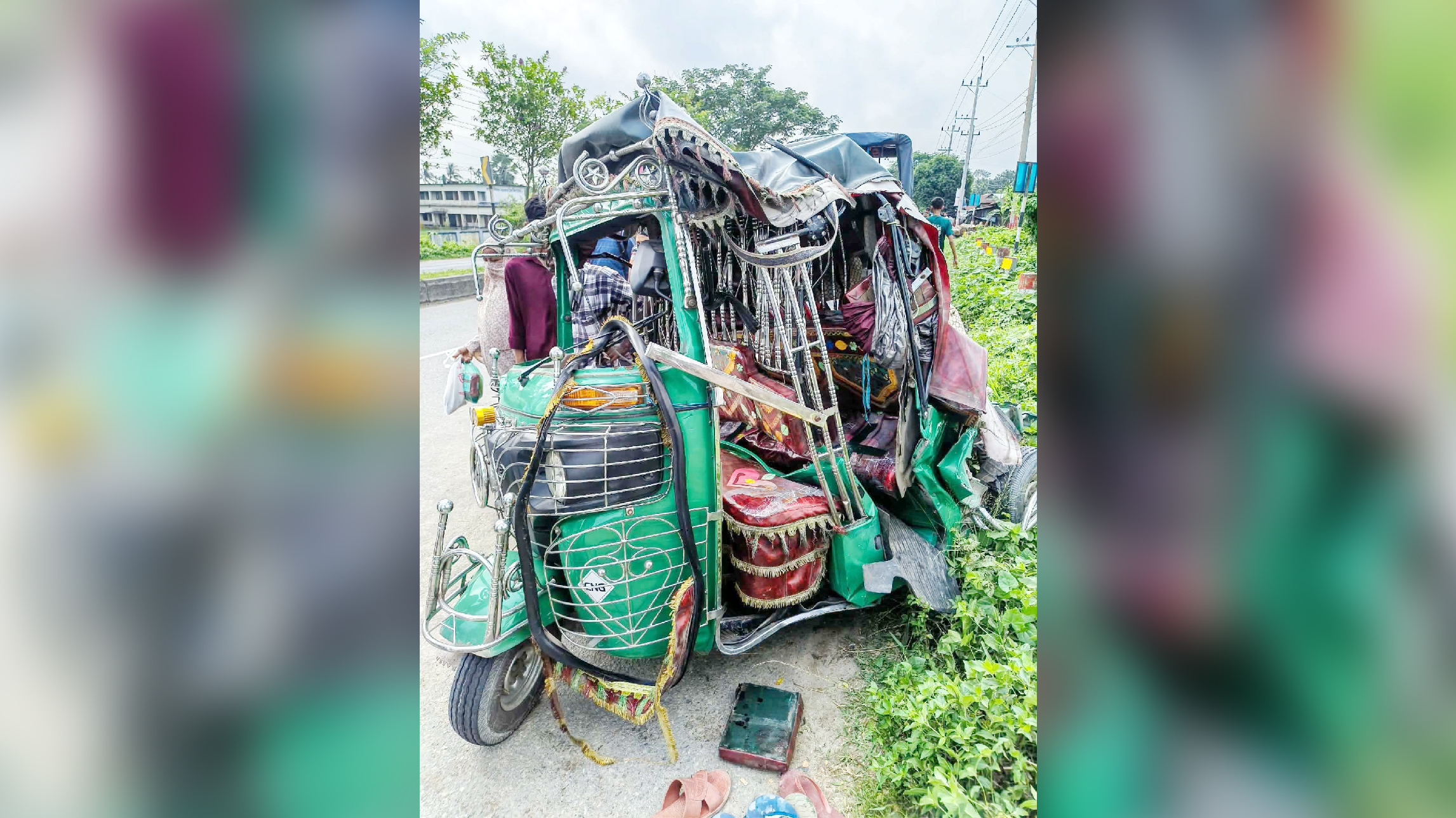 দাঁড়িয়ে থাকা মাহিন্দ্রাকে ধাক্কা দিয়ে অটোরিকশার সঙ্গে বাসের সংঘর্ষ, নিহত ২