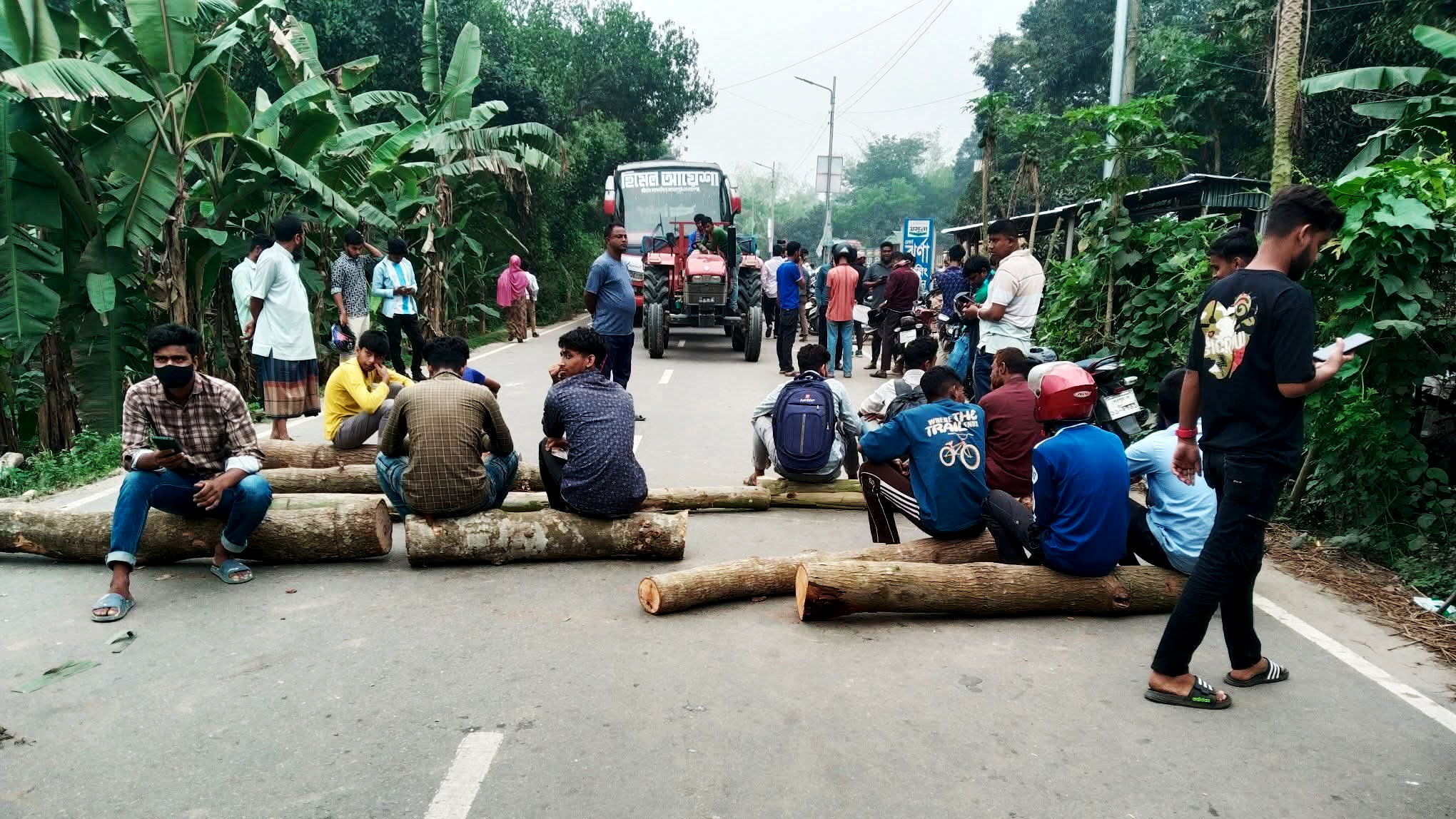 ইসলামপুরে জ্বালানি তেল না পেয়ে সড়ক অবরোধ