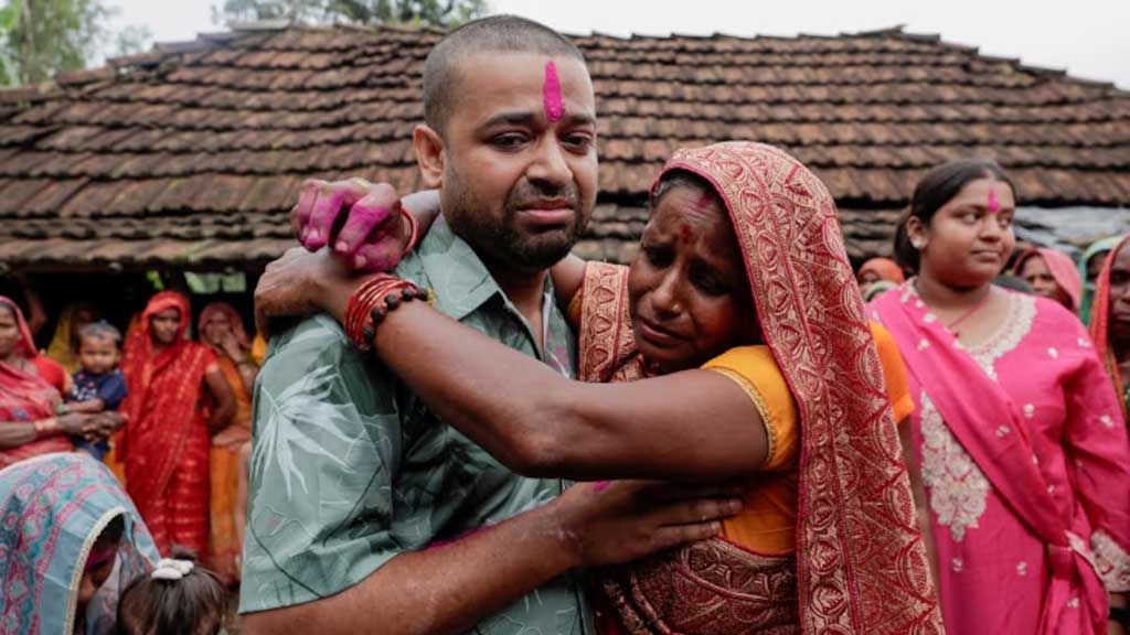 নেপালের সুড়ঙ্গ থেকে বেঁচে ফেরা সঞ্জয়ের গ্রামে আবেগঘন প্রত্যাবর্তন