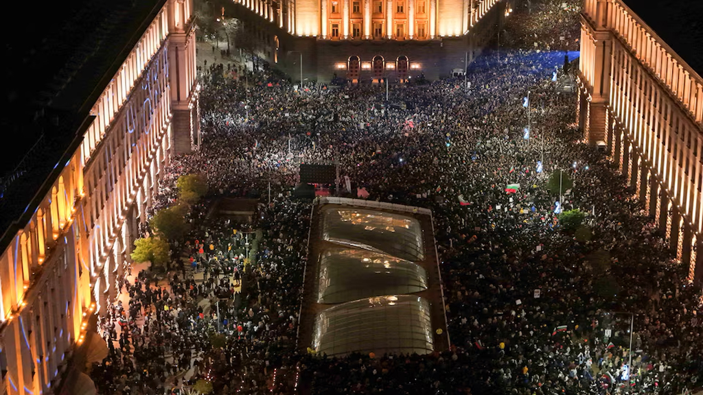 বিক্ষোভের মুখে ক্ষমতা ছাড়ল বুলগেরিয়ার সরকার