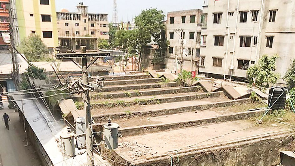 বেদখলে থাকা সরকারি জমি উদ্ধারে গড়িমসি
