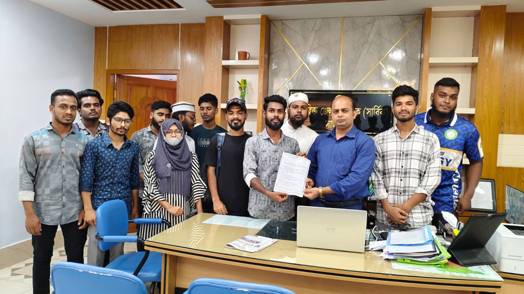 নাদিরা ইয়াসমিনের যোগদান আটকাতে অধ্যক্ষ ও ডিসিকে সাতক্ষীরার শিক্ষার্থীদের স্মারকলিপি