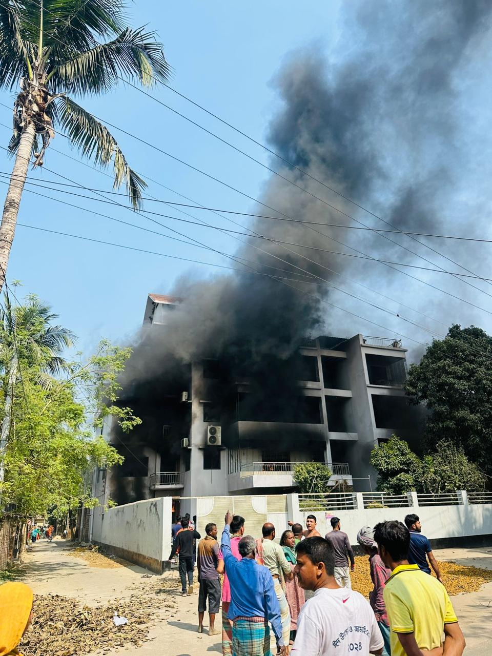 সাবেক পররাষ্ট্র প্রতিমন্ত্রী শাহরিয়ার আলমের বাড়িতে আগুন। ছবি: সংগৃহীত