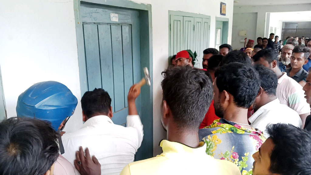 কেশবপুরের ত্রিমোহিনী ইউনিয়ন পরিষদের চেয়ারম্যানের কক্ষে তালা ঝুলিয়ে দিয়েছেন বিএনপির নেতা-কর্মীরা। ছবি: আজকের পত্রিকা