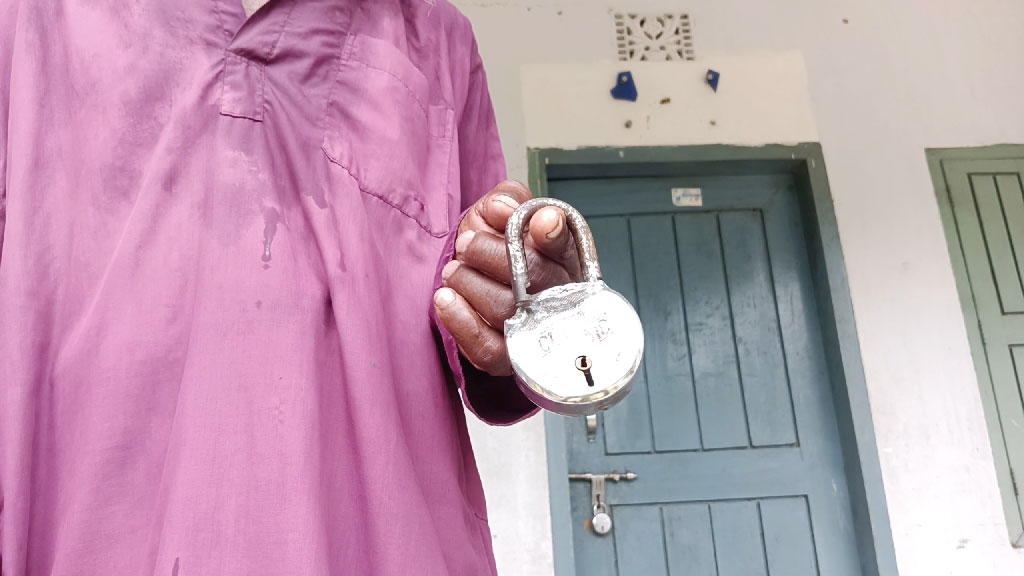কেশবপুরের ত্রিমোহিনী ইউনিয়ন পরিষদের চেয়ারম্যানের কক্ষে তালা ঝুলিয়ে দিয়েছেন বিএনপির নেতা-কর্মীরা। ছবি: আজকের পত্রিকা